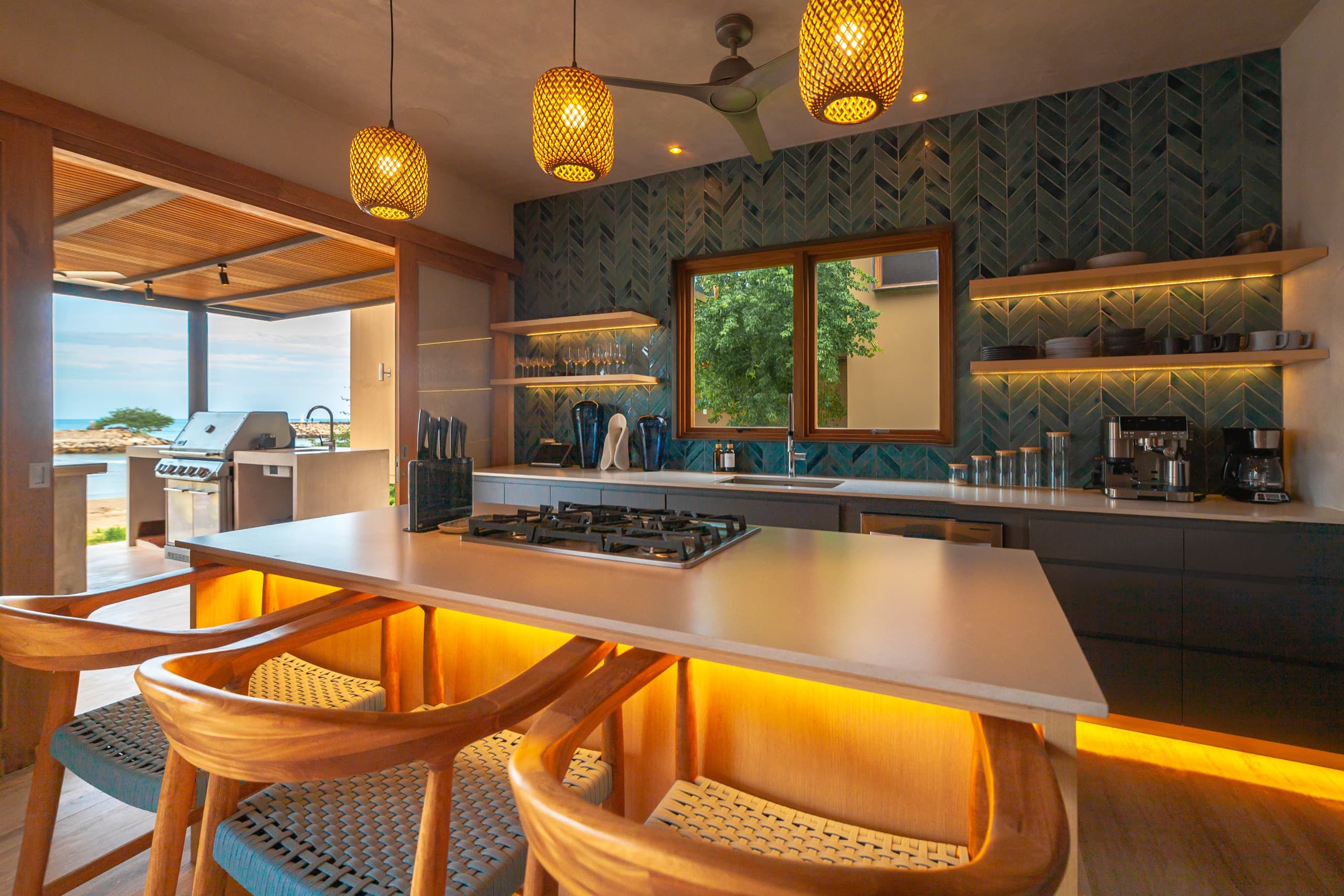 Cocina totalmente equipada con estufa de gas que abre a la terraza y al mar